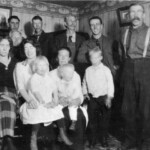 Ekburg family and friends.
Two of Beda's sisters (Agusta and Hanna??) Evelyn and Edwin sitting on laps, Verner standing and with Charlie on the right.